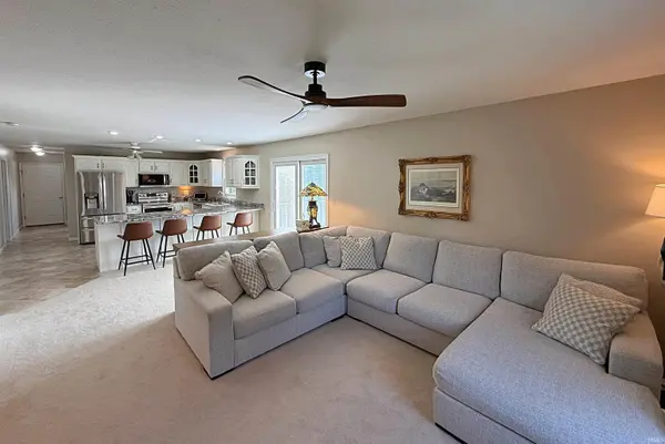 847 W Graham LN, Washington, IN 47501