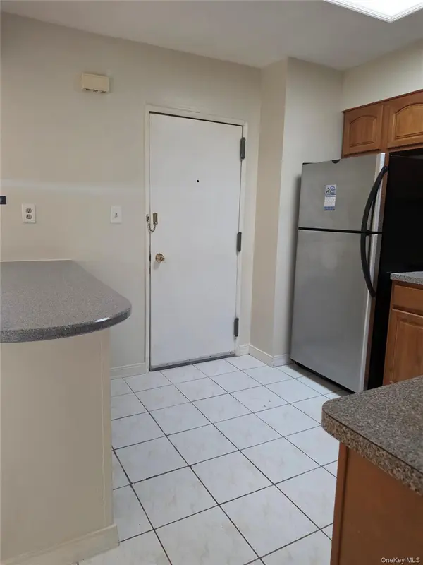 61-25 75th ST #2Fl, Middle Village, NY 11379