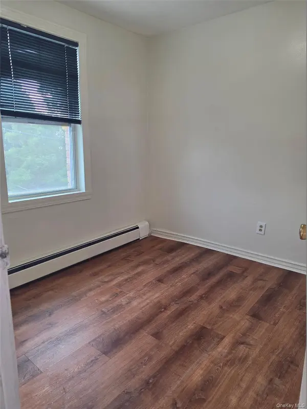61-25 75th ST #2Fl, Middle Village, NY 11379