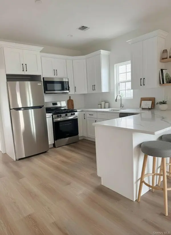1220 Doges Prom #2B, Copiague, NY 11757