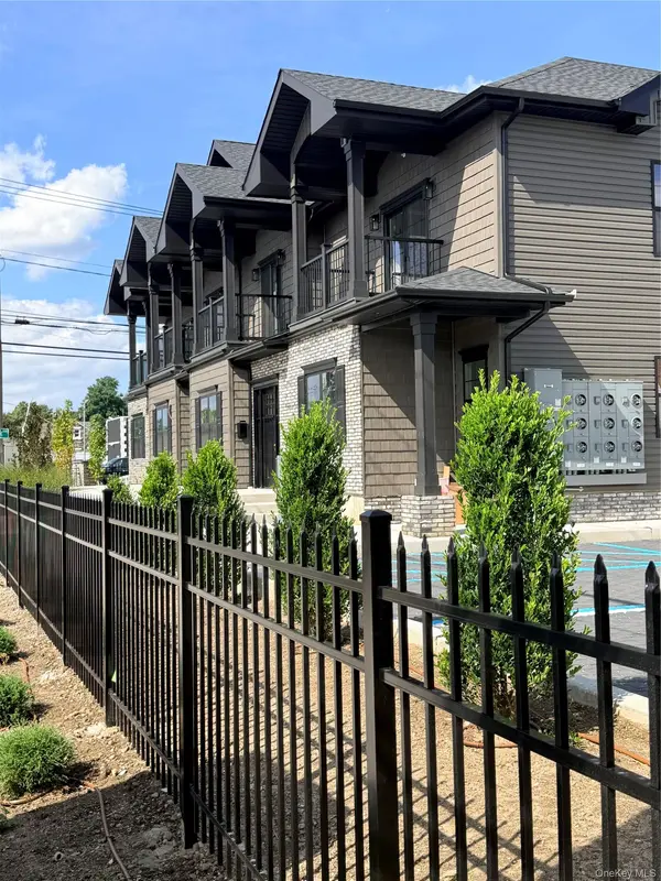 1220 Doges Prom #2B, Copiague, NY 11757