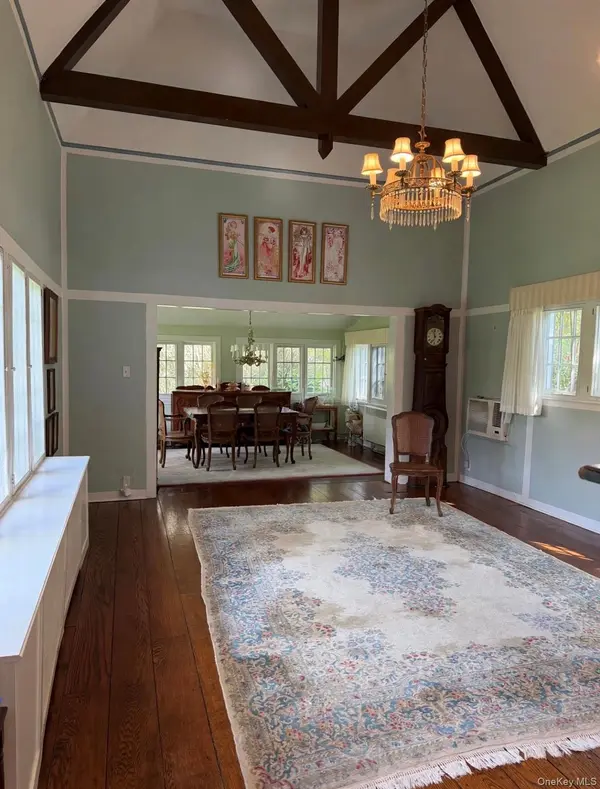 371 Grosvenor ST, Douglaston, NY 11363