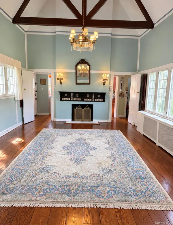 371 Grosvenor ST, Douglaston, NY 11363