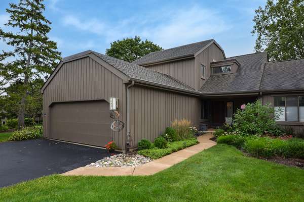 463 Woodview RD, Lake Barrington, IL 60010