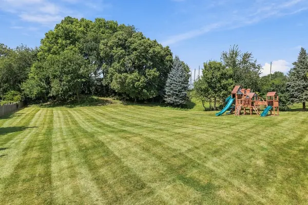 3220 Lundy LN, Bettendorf, IA 52722