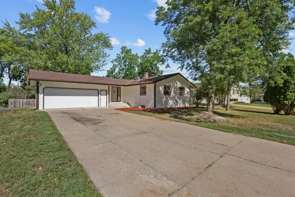 695 Iona LN, Roseville, MN 55113