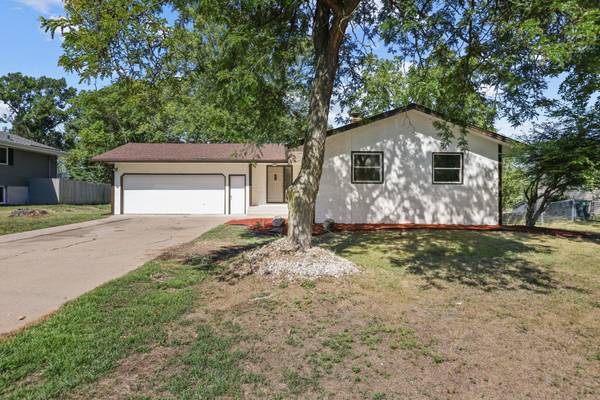 695 Iona LN, Roseville, MN 55113