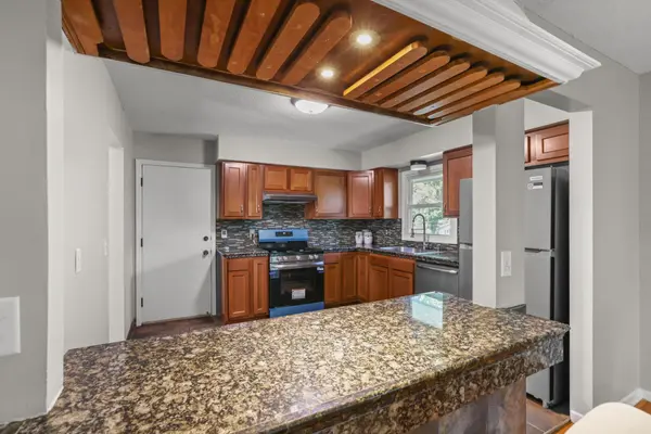 695 Iona LN, Roseville, MN 55113