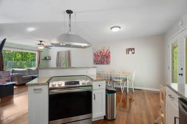 1209 E Bullrun Valley, Powell, TN 37849