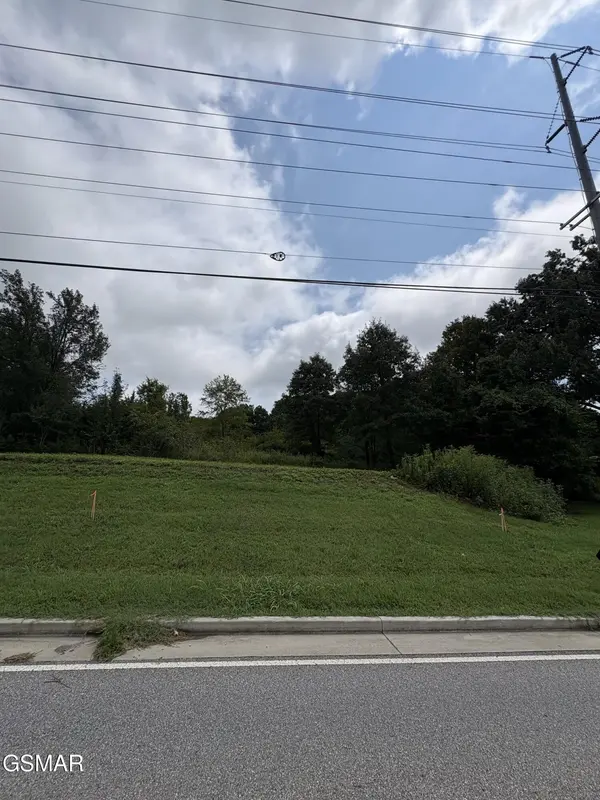 3 Midway Road, Strawberry Plains, TN 37871