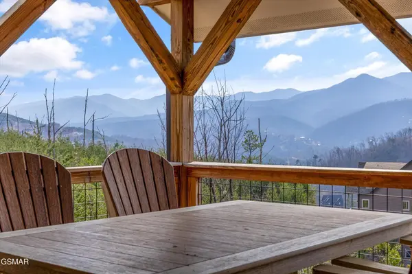 986 Chestnut Drive, Gatlinburg, TN 37738
