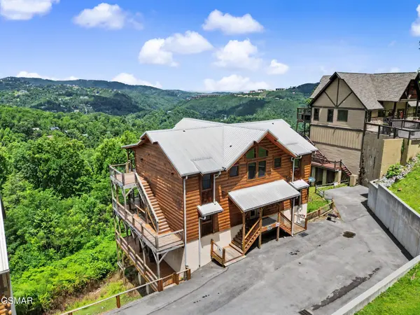 240 Stone Fence Lane, Gatlinburg, TN 37738