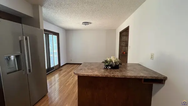 6016 SW 23rd ST, Topeka, KS 66614