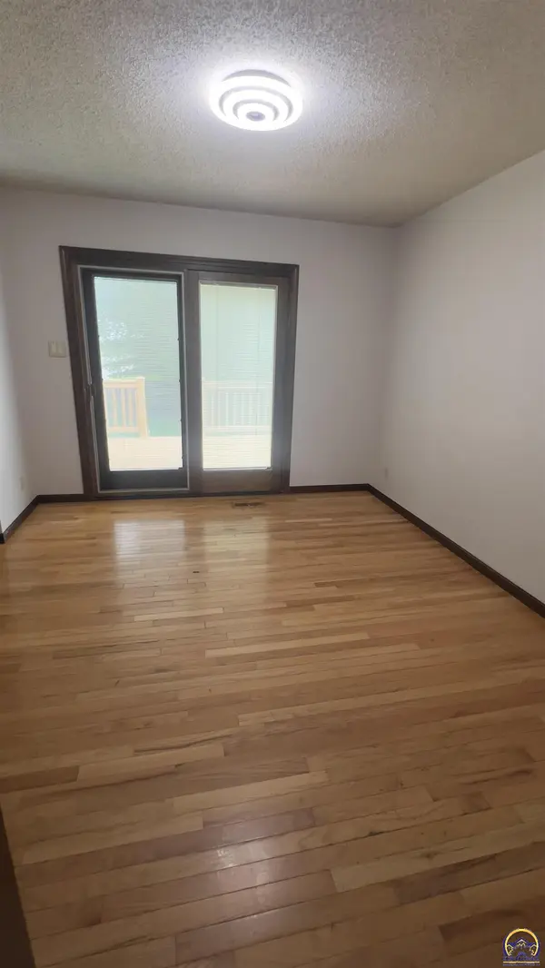 6016 SW 23rd ST, Topeka, KS 66614