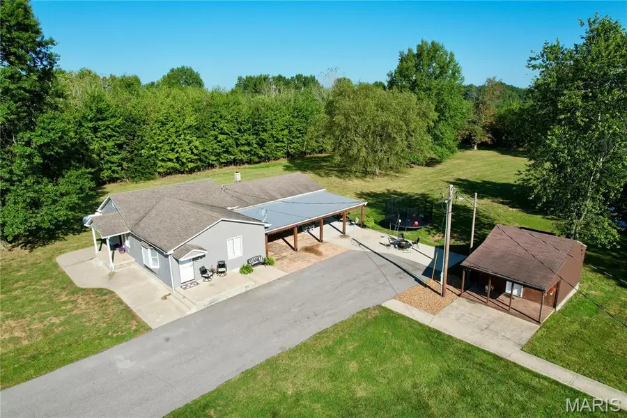 5823 McDaneld RD, Kell, IL 62853