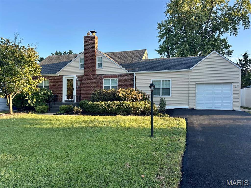 9916 Coventry LN, St Louis, MO 63123