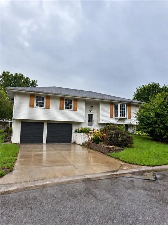 324 Highland RD, Lansing, KS 66043
