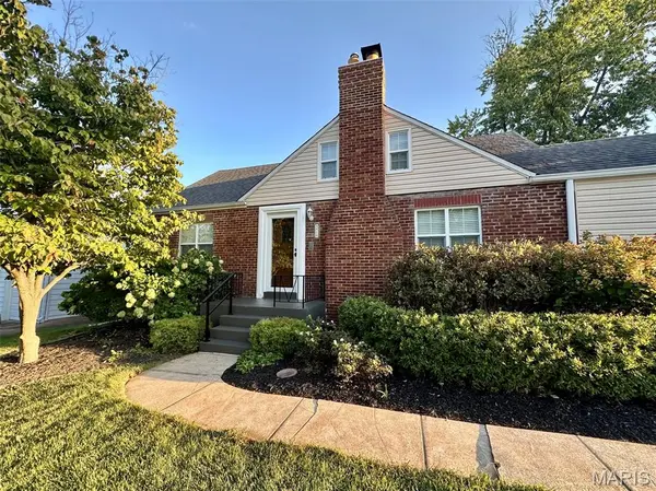 9916 Coventry LN, St Louis, MO 63123