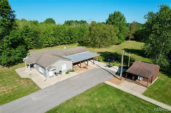 5823 McDaneld RD, Kell, IL 62853