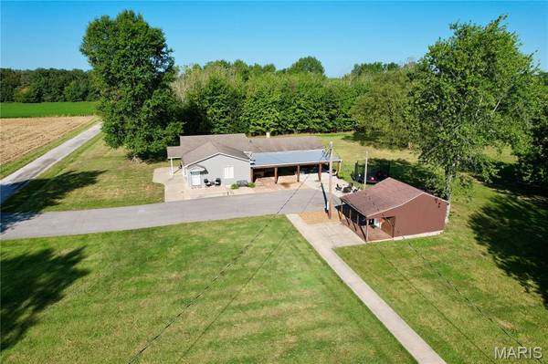 5823 McDaneld RD, Kell, IL 62853