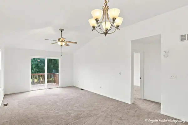 512 Legend LN, Mchenry, IL 60050