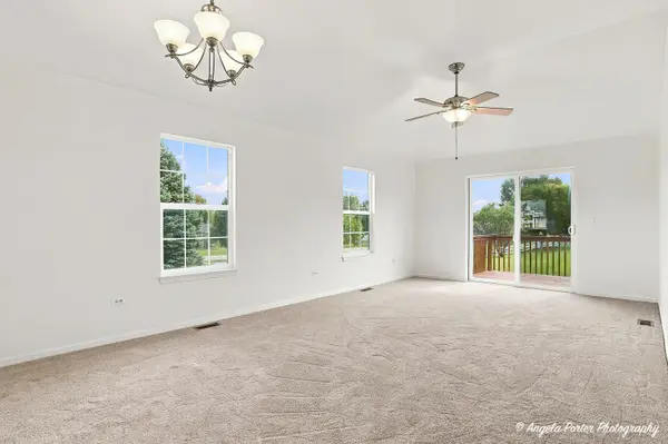 512 Legend LN, Mchenry, IL 60050