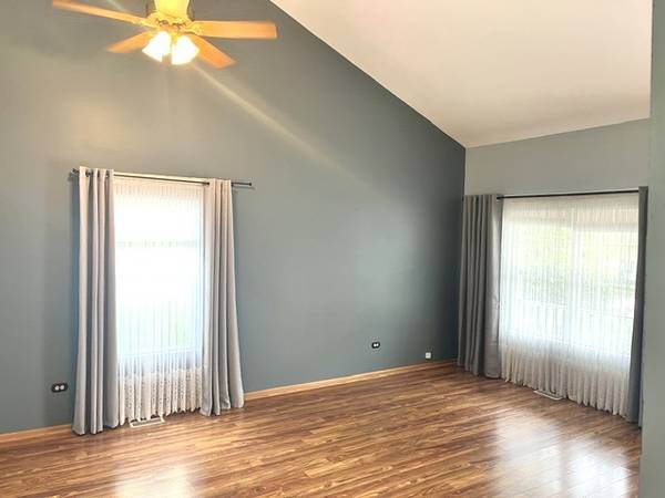 1005 Singer AVE, Lemont, IL 60439