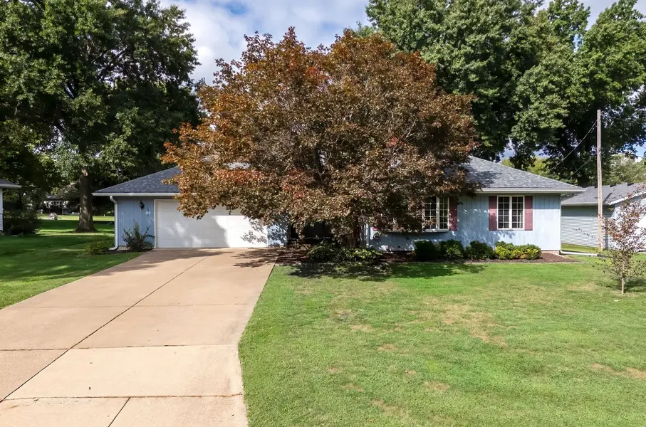 1530 29th ST, Bettendorf, IA 52722