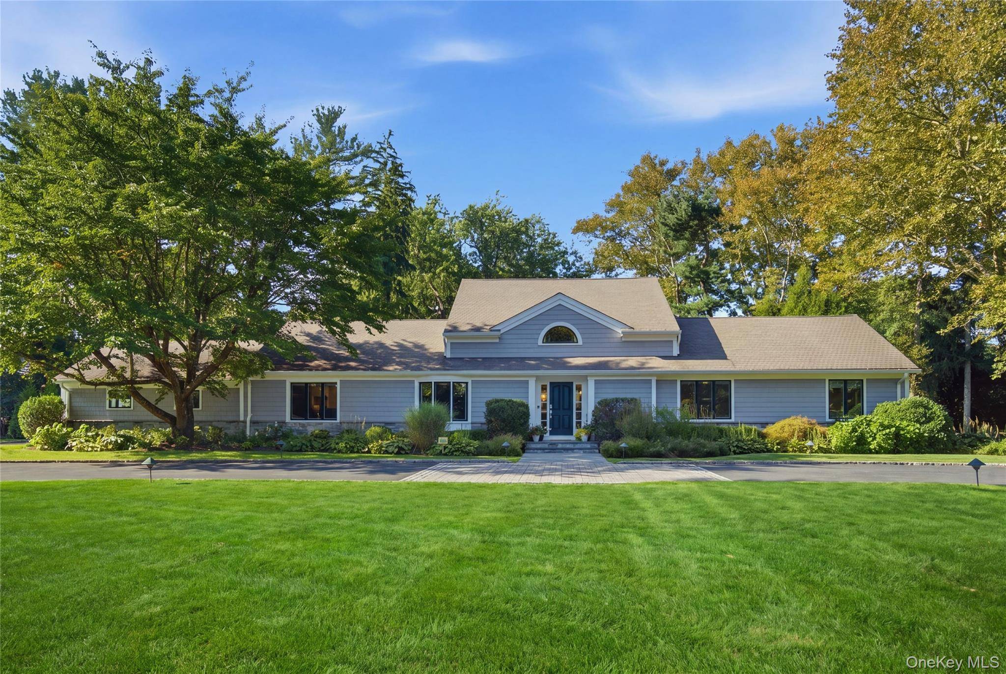 2 Meadow RD, Old Westbury, NY 11568