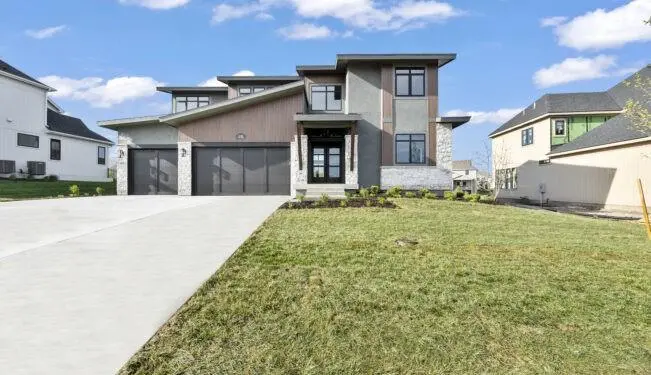 22041 W 99th TER, Lenexa, KS 66220