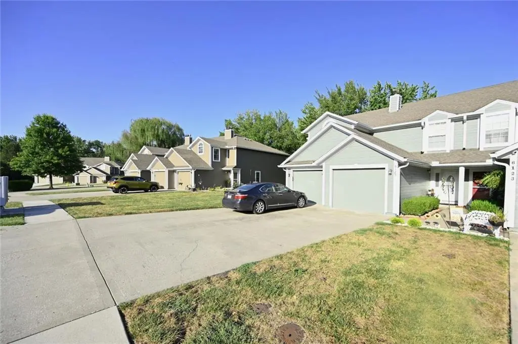 6125 NE Moonstone CT, Lee's Summit, MO 64064
