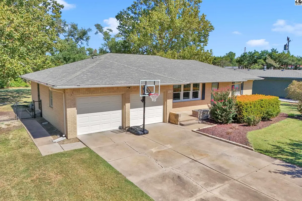 412 SE 11th St, Newton, KS 67114