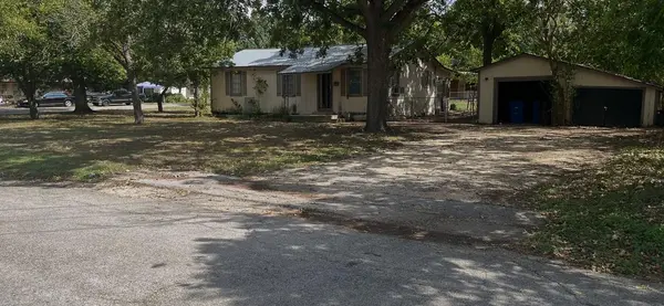 706 W Live Oak ST, Lockhart, TX 78644