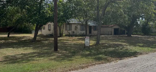 706 W Live Oak ST, Lockhart, TX 78644