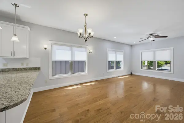 25 Gratitude DR, Asheville, NC 28806