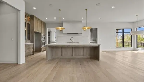 22041 W 99th TER, Lenexa, KS 66220