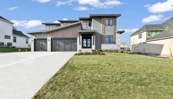 22041 W 99th TER, Lenexa, KS 66220