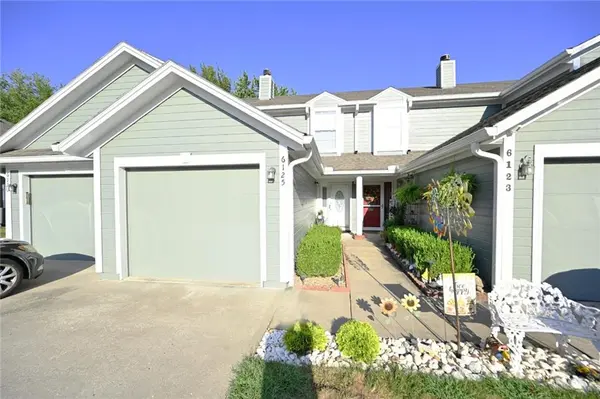 6125 NE Moonstone CT, Lee's Summit, MO 64064