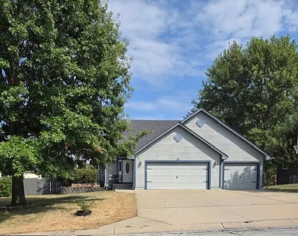 301 Andrea LN, Harrisonville, MO 64701