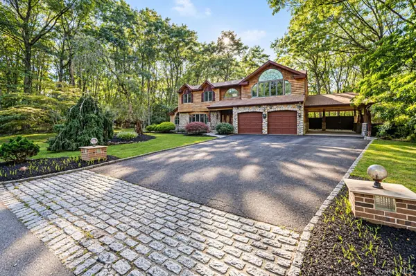 35 Hastings DR, Ridge, NY 11961