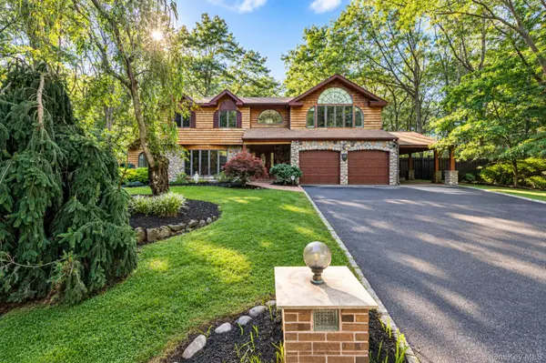35 Hastings DR, Ridge, NY 11961