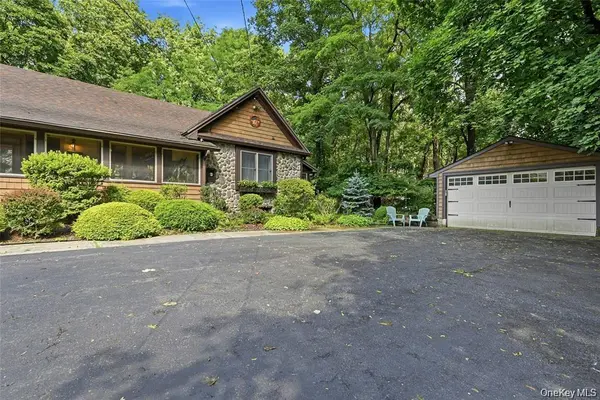2064 N Country RD, Wading River, NY 11792