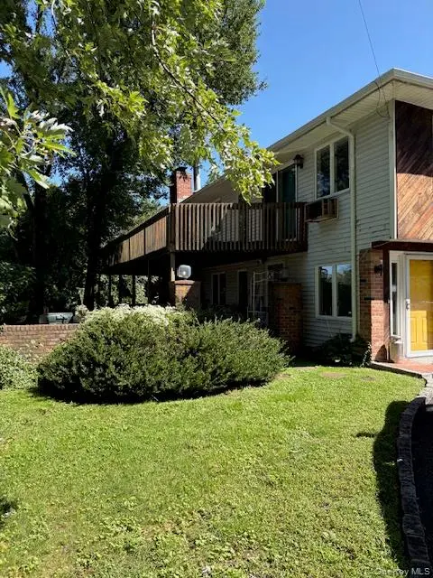 48 Milland DR, Northport, NY 11768