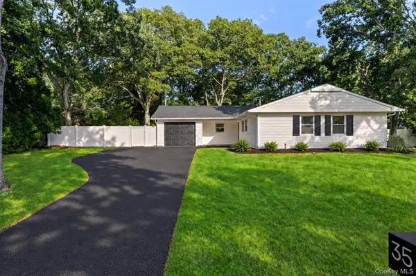 35 Winside LN, Coram, NY 11727