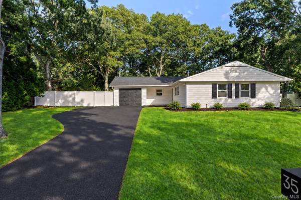 35 Winside LN, Coram, NY 11727