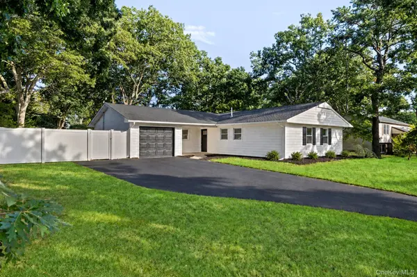 35 Winside LN, Coram, NY 11727