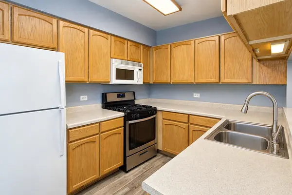 700 Savannah LN, Crystal Lake, IL 60014
