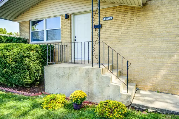 14425 Tripp AVE, Midlothian, IL 60445