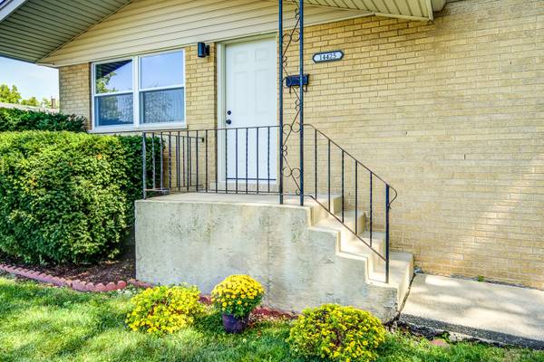 14425 Tripp AVE, Midlothian, IL 60445