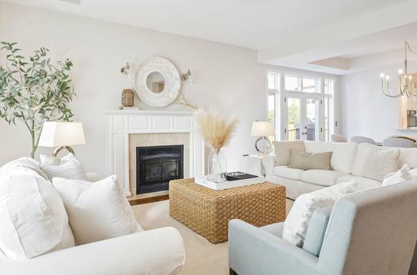 106 Coventry LN, Edina, MN 55435